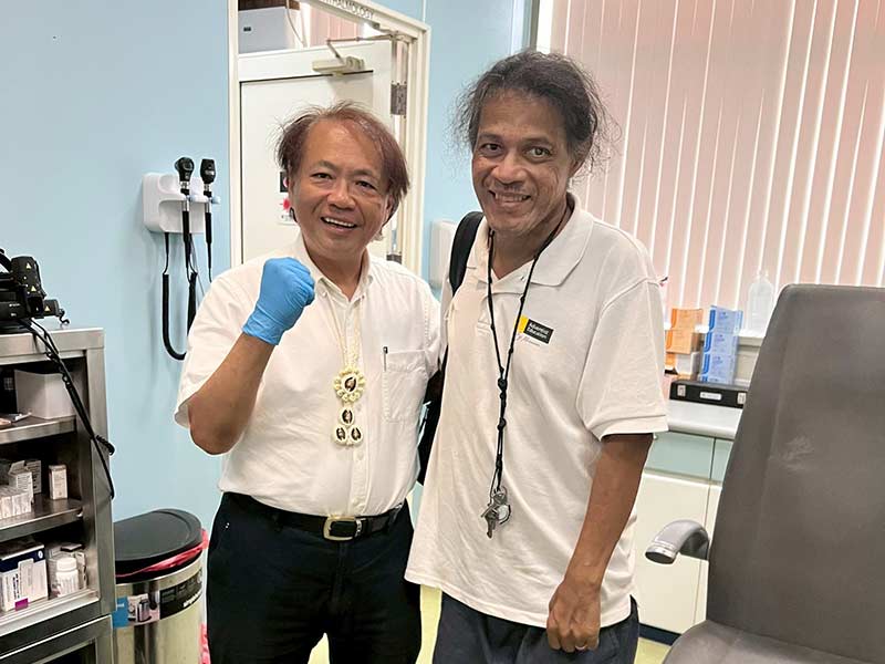 看不見的病人盼望著光明,他詢問董事長賴史忠(左):「明年可不可以幫我開刀?」