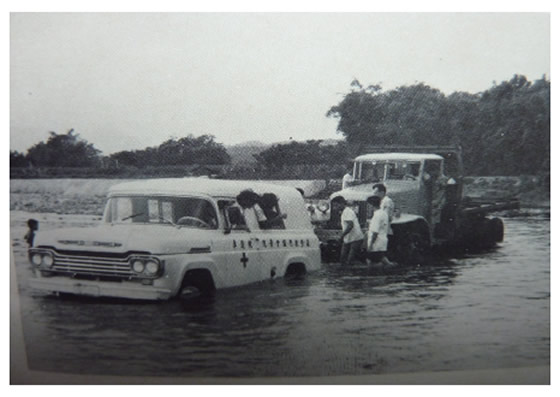 1956年門諾醫院同工爬山涉水到原住民部落醫療 傳道